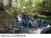 Талеж. У святого источника (2010 год). Редакционное фото, фотограф Наталья Волкова / Фотобанк Лори