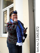 Переписчик у двери дома дует в свисток (2010 год). Редакционное фото, фотограф Анна Мартынова / Фотобанк Лори