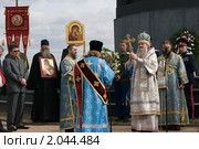 Владыка епископ Серпуховской Роман служит молебен у обелиска на Бородинском поле (2010 год). Редакционное фото, фотограф Ирина Фирсова / Фотобанк Лори