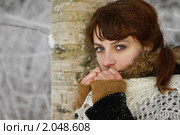 Красивая девушка с пуховым платком в зимнем парке. Стоковое фото, фотограф Мельников Дмитрий / Фотобанк Лори
