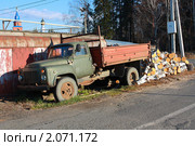 Газон привез кучу березовых дров (2010 год). Стоковое фото, фотограф Анатолий Матвейчук / Фотобанк Лори