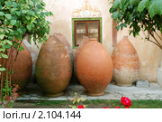 Большие старинные глиняные кувшины для вина (2009 год). Стоковое фото, фотограф Сергей Салдаев / Фотобанк Лори