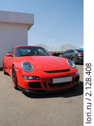Красный автомобиль Porsche Carrera (2010 год). Редакционное фото, фотограф Юрий Андреев / Фотобанк Лори