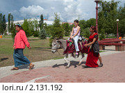 Катание детей на ослике (2010 год). Редакционное фото, фотограф Юлия Врублевская / Фотобанк Лори