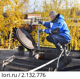 Прием нефтепродуктов на нефтебазе. Измерение плотности ареометром АНТ-1 (2010 год). Редакционное фото, фотограф Наталья Крупская / Фотобанк Лори