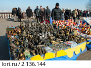 Идет продажа  сувениров с лотка. Москва (2010 год). Редакционное фото, фотограф Юлия Врублевская / Фотобанк Лори