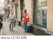 Распространитель рекламы в центре Москвы (2010 год). Редакционное фото, фотограф Алёшина Оксана / Фотобанк Лори
