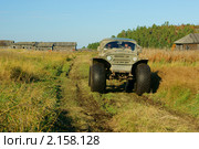 Российский внедорожник в заброшенной деревне. Стоковое фото, фотограф макаров виктор / Фотобанк Лори