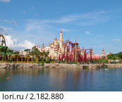 Сказочный замок Шрека парке развлечений Universal Studios Singapore (2010 год). Редакционное фото, фотограф SevenOne / Фотобанк Лори