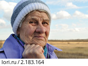 Размышляющая, пожилая женщина в очках ,смотрит в объектив ,фон дорога,осень. Стоковое фото, фотограф Константин Бабенко / Фотобанк Лори