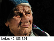 Печальная, пожилая женщина, смотрит в сторону, изолировано на черном фоне. Стоковое фото, фотограф Константин Бабенко / Фотобанк Лори