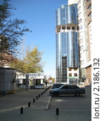 Современное офисное здание и парковка,Екатеринбург (2010 год). Редакционное фото, фотограф Людмила Банникова / Фотобанк Лори