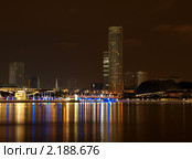 Ночной вид на отель Marina Bay и Swiss Hotel в Сингапуре (2010 год). Редакционное фото, фотограф SevenOne / Фотобанк Лори