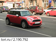 Девушка за рулем. Mini Cooper (Мини Купер) в движении (2010 год). Редакционное фото, фотограф Алёшина Оксана / Фотобанк Лори