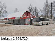 Автобусная станция. Город Гдов, Псковская область (2010 год). Редакционное фото, фотограф Виктор Карасев / Фотобанк Лори