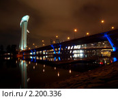 Ночной вид на отель Marina Bay Sands и мост в Сингапуре (2010 год). Редакционное фото, фотограф SevenOne / Фотобанк Лори