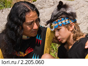 Молодой индеец беседует с сыном. Стоковое фото, фотограф Татьяна Евтушенко / Фотобанк Лори