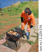 Приготовление шашлыков на природе (2009 год). Редакционное фото, фотограф Алёшина Оксана / Фотобанк Лори