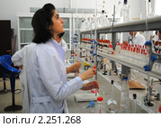Студентка проводит опыт в химическом практикуме (2010 год). Редакционное фото, фотограф Татьяна Юни / Фотобанк Лори