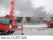 Пожарный кран на пожаре (2010 год). Редакционное фото, фотограф Алёшина Оксана / Фотобанк Лори