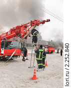 Подсоединение пожарного рукава к стреле пожарного крана "Liebherr" (2010 год). Редакционное фото, фотограф Алёшина Оксана / Фотобанк Лори
