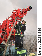 Подсоединение пожарного рукава к стреле пожарного крана "Liebherr" (2010 год). Редакционное фото, фотограф Алёшина Оксана / Фотобанк Лори
