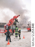 Подсоединение пожарного рукава к стреле пожарного крана "Liebherr" (2010 год). Редакционное фото, фотограф Алёшина Оксана / Фотобанк Лори