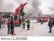 Подсоединение пожарного рукава к стреле пожарного крана "Liebherr" (2010 год). Редакционное фото, фотограф Алёшина Оксана / Фотобанк Лори