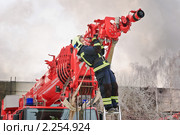 Подсоединение пожарного рукава к стреле пожарного крана "Liebherr" (2010 год). Редакционное фото, фотограф Алёшина Оксана / Фотобанк Лори