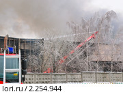Тушение пожара на складе мебели. Чермянский проезд. Москва (2010 год). Редакционное фото, фотограф Алёшина Оксана / Фотобанк Лори