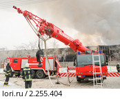 Подъем стрелы пожарного крана "Liebherr" (2010 год). Редакционное фото, фотограф Алёшина Оксана / Фотобанк Лори