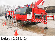 Пожарный кран "Liebherr" на пожаре (2010 год). Редакционное фото, фотограф Алёшина Оксана / Фотобанк Лори