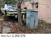 Газовый шкаф и автомобиль во дворе старого дома (2010 год). Стоковое фото, фотограф Анна Мартынова / Фотобанк Лори