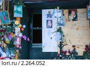 Цветы и фотографии у входа в сгоревший клуб "Хромая лошадь". Пермь (2010 год). Редакционное фото, фотограф Румянцева Наталия / Фотобанк Лори