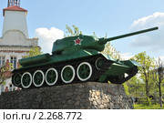 Танк Т-34-85 на постаменте в городе Волоколамске (2009 год). Редакционное фото, фотограф Малышев Андрей / Фотобанк Лори