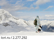 Сноубордистка любуется горным пейзажем (2011 год). Стоковое фото, фотограф Наталья Чуб / Фотобанк Лори