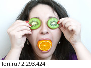Женщина с ломтиком апельсина во рту и киви на глазах. Стоковое фото, фотограф Юрий Шаньшин / Фотобанк Лори