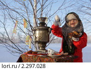 Масленица. Девочка с самоваром. Стоковое фото, фотограф Ольга Рындина / Фотобанк Лори