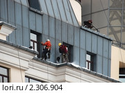 Промышленный альпинизм. Чистка снега с крыш (2011 год). Стоковое фото, фотограф lana1501 / Фотобанк Лори