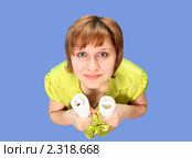 Девушка с двумя энергосберегающими лампочками. Стоковое фото, фотограф Alechandro / Фотобанк Лори