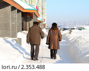 Пожилая пара идет по заснеженной улице города. Стоковое фото, фотограф Ирина Андреева / Фотобанк Лори