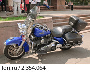 Мотоцикл Harley Davidson на стоянке (2010 год). Редакционное фото, фотограф Алёшина Оксана / Фотобанк Лори