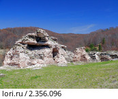 Руины античной крепости, защищавшей Траяновы врата, Болгария (2010 год). Стоковое фото, фотограф Алексей Стоянов / Фотобанк Лори