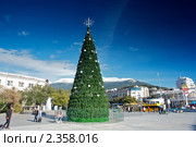 Новогодняя елка на набережной города Ялты (2011 год). Редакционное фото, фотограф Егор Никифоров / Фотобанк Лори
