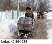 Мама с коляской для двойни идет по снежной каше. Редакционное фото, фотограф Володина Ольга / Фотобанк Лори