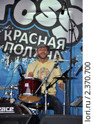 За ударной установкой Сергей Прокофьев, "Приключения Электроников" (2011 год). Редакционное фото, фотограф Анна Мартынова / Фотобанк Лори