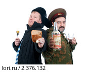Русские пьют водку - юморная сцена (2011 год). Редакционное фото, фотограф Александр Fanfo / Фотобанк Лори