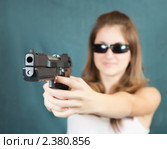 Девушка в солнцезащитных очках с пистолетом. Стоковое фото, фотограф Яков Филимонов / Фотобанк Лори
