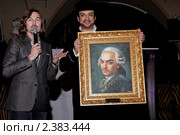 Киркоров Филипп Бедросович со своим портретом (2011 год). Редакционное фото, фотограф Андрей Дегтярёв / Фотобанк Лори