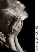Пожилая женщина закрыла лицо руками. Стоковое фото, фотограф Воронин Владимир Сергеевич / Фотобанк Лори